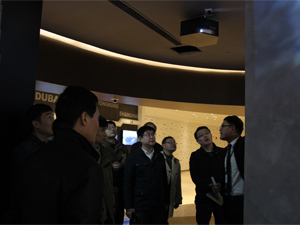 聆听讲解员讲解上海中心大厦建筑特色