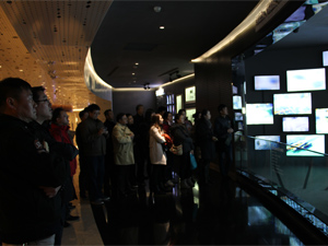 观看上海中心大厦宣传影像