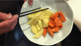 土豆胡萝卜块入锅煎一下捞出备用