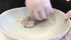 用摔打的方式让虾肉起劲。上劲后加一勺蛋清，继续摔打虾肉，最后加入生粉搅拌