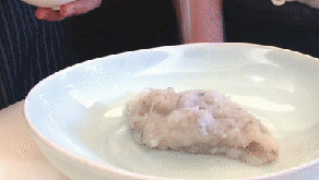 在拍好的虾肉中加入少许盐、糖、胡椒粉、料酒，稍作搅拌